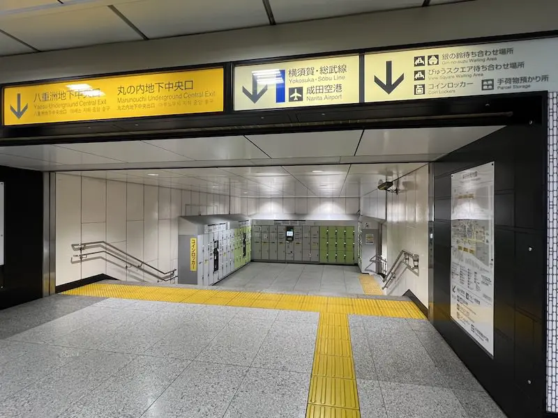 中央走廊上有通往地下一层的楼梯。 在平台上可以看到投币式储物柜。