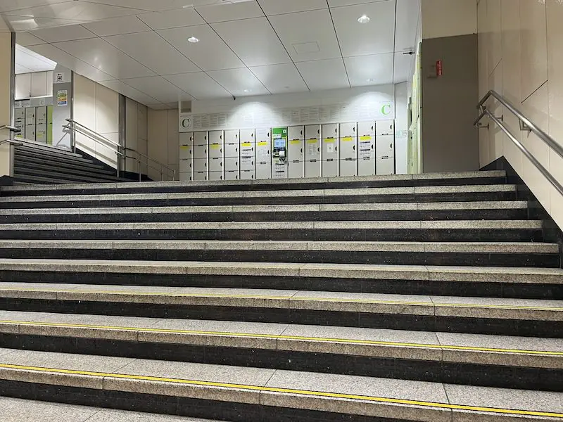 从地下一层往上看是投币式储物柜。 只有上下楼梯。