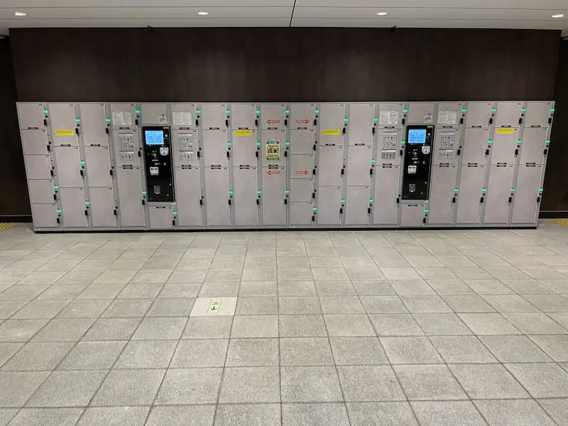 【检票口外】投币式储物柜位于丸之内地下铁北口 M12 出口 B1 层楼梯平台处。