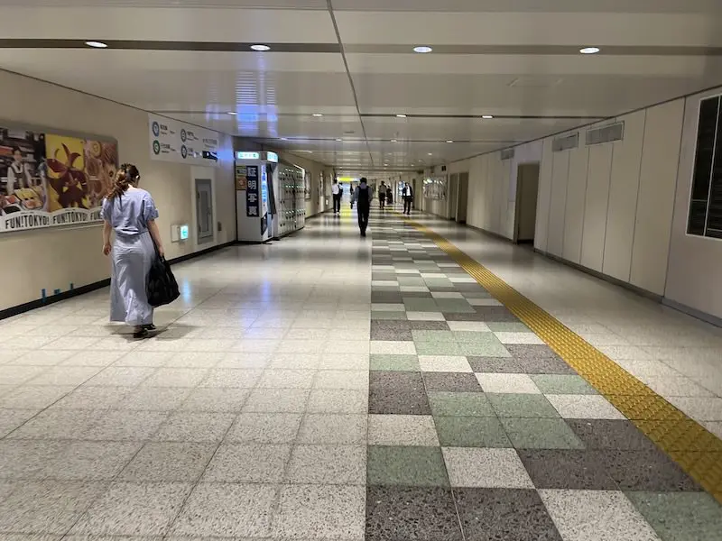 走不多远,就会在左侧看到投币式储物柜。