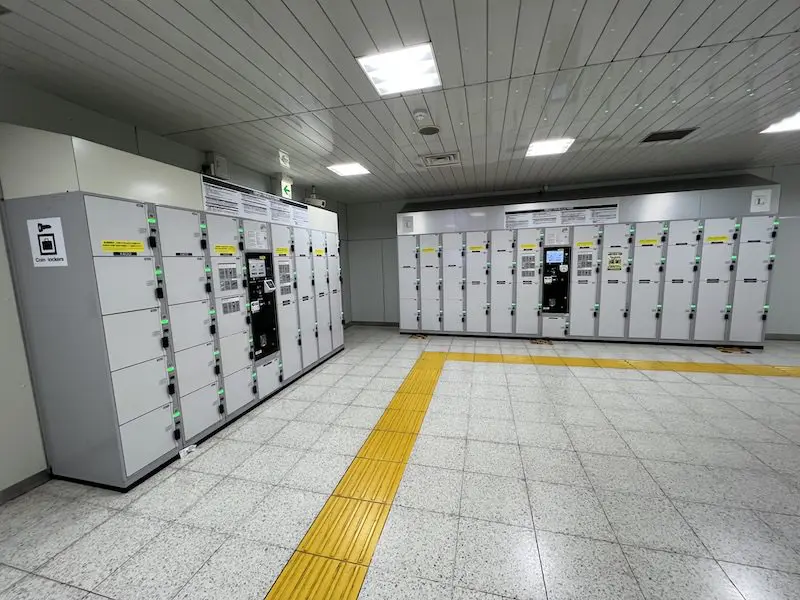 【检票口内】[L] B1 层京叶通道电梯附近的投币式储物柜。