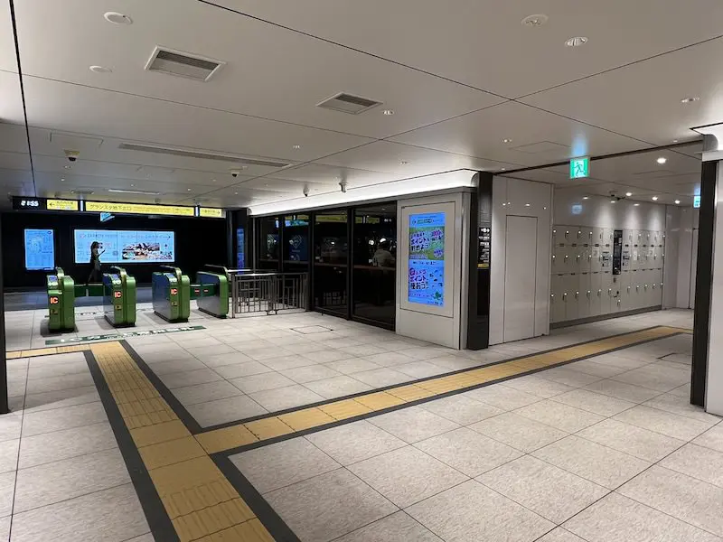 投币式储物柜位于 Gransta 地下室北出口右侧。