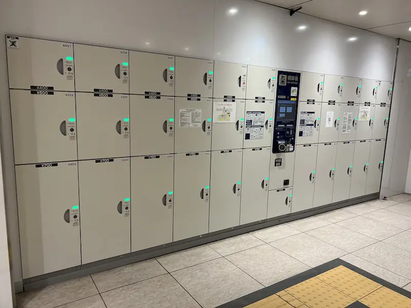 【检票口内】投币式储物柜位于 Gransta 地下一层北检票口右侧。