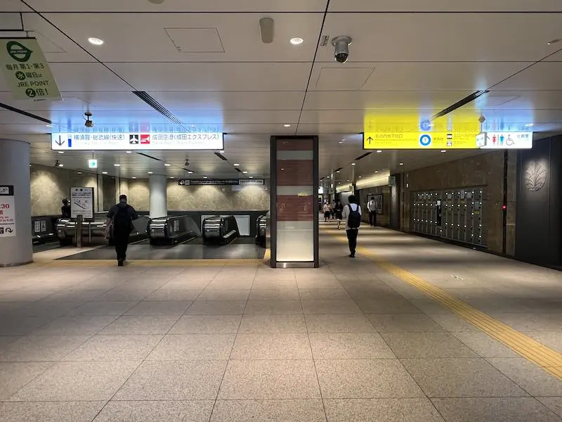 乘坐自动扶梯下行至丸之内地铁北口通道旁的 B4 大厅。