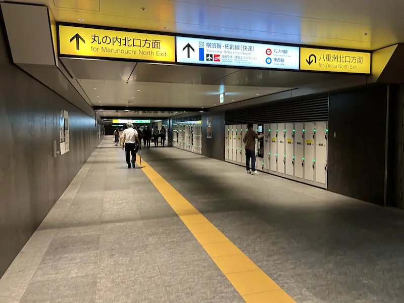 【检票口外】一楼北侧自由走廊的投币式储物柜。