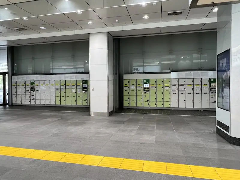 【检票口外】一楼八重洲南出口南北走廊的硬币柜。