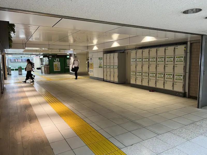 东北新干线、山形新干线、秋田新干线、北海道新干线、上越新干线和北陆新干线日本桥出口附近的投币式储物柜(最左侧)。