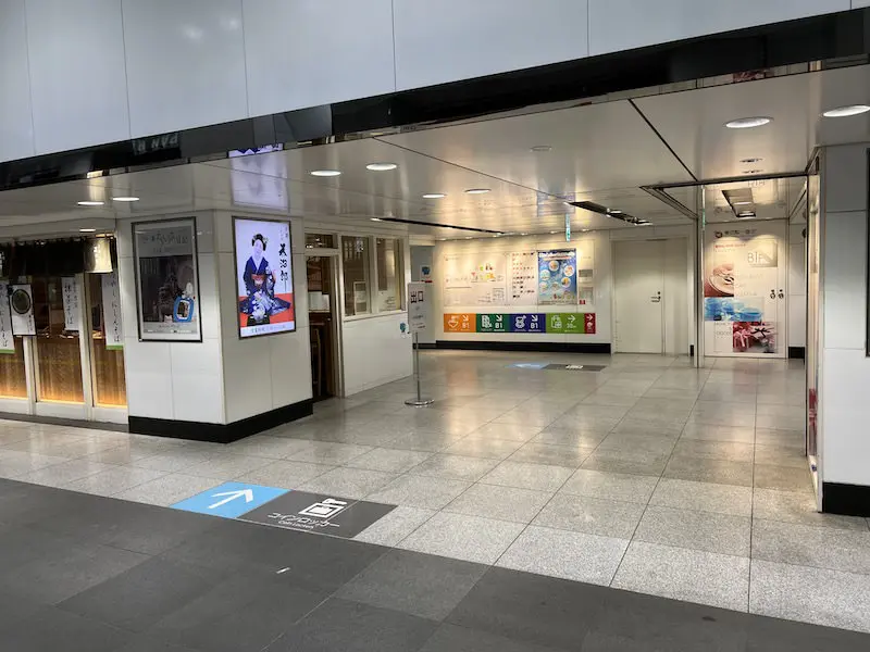 在八重洲中央出口过道储物柜(猴子)对面,过道左后方有投币式储物柜,但从过道上看不到。