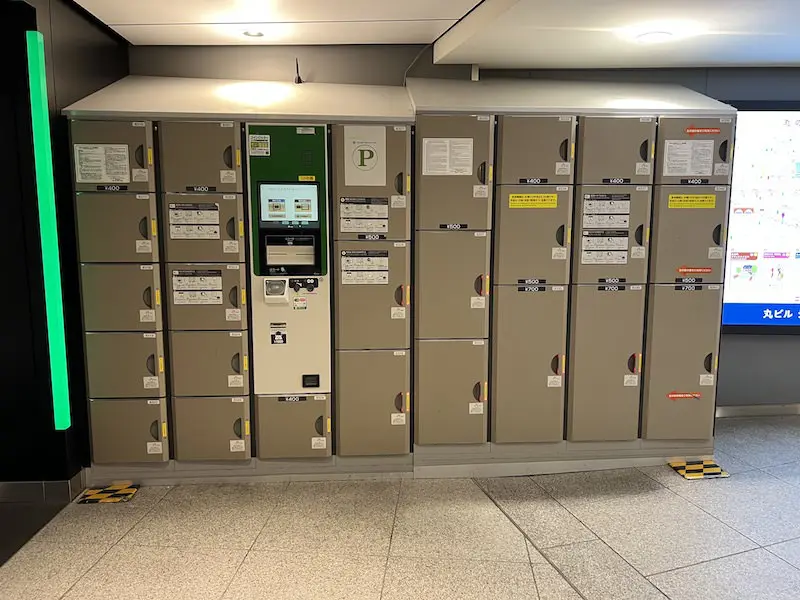 【检票口外】 [P] B1F 的丸之内地下铁南口活力广场附近的硬币柜（JP Tower 右侧通道入口附近）。