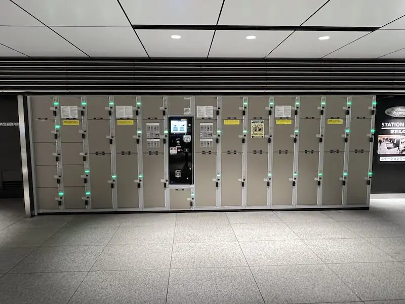 【检票口外】 [P] B1F（JP 塔右侧走廊）丸之内地下铁南口道武津广场附近的硬币柜。