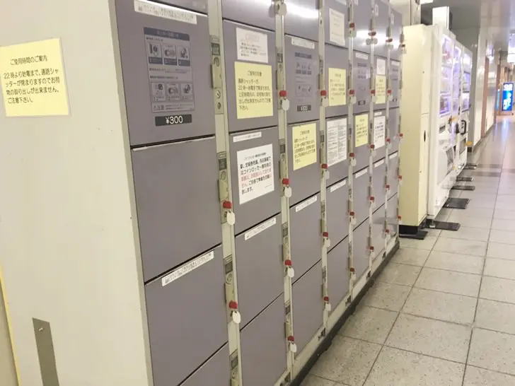 都营地铁五反田站 A1 和 A2 出口通道上的投币式储物柜