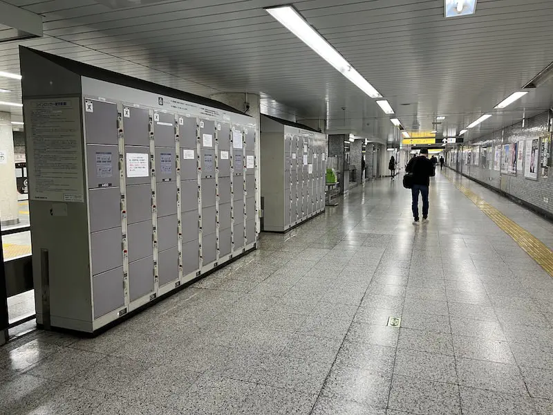 投币式储物柜位于都营地铁浅草线检票口左侧的走廊内