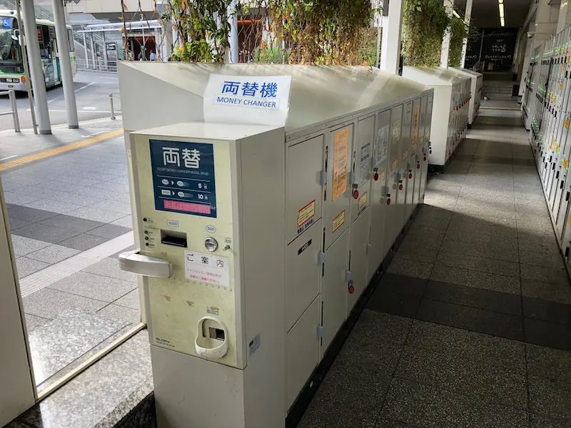 位于1楼御堂筋南口巴士站前【D】巴士站侧的现金专用投币柜和兑换机