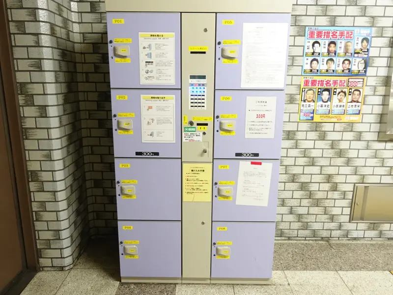 从西边检票口出来的投币柜.