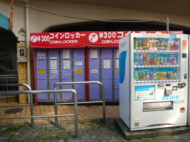 从正面看投币储物柜