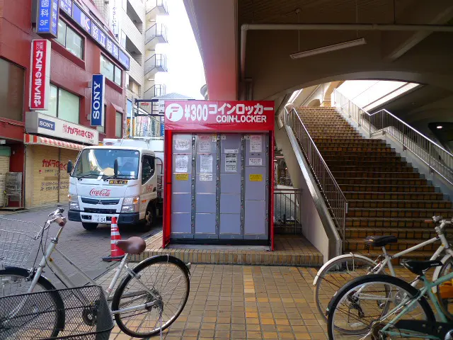 七号町自行车停车场附近的投币式储物柜