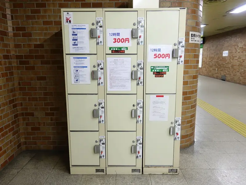 从中央检票口往左走，