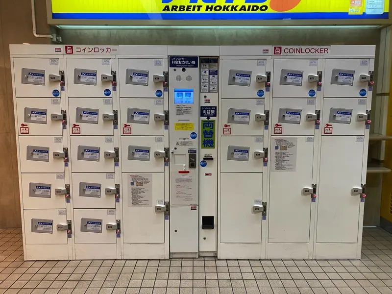 札幌三越地下入口前的投币柜