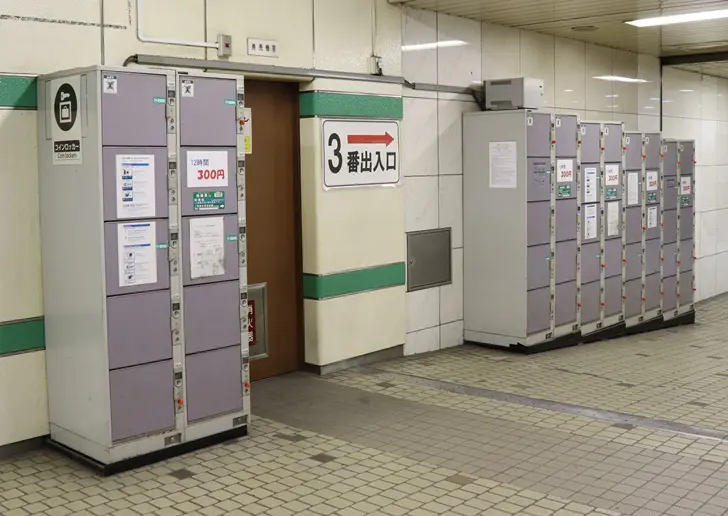 走出检票口,右边的投币柜