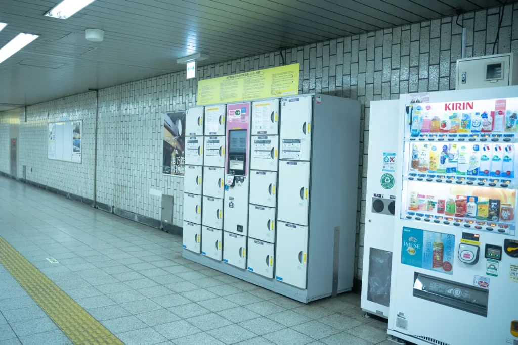 五国寺站 3-4 号出口方向有投币式储物柜