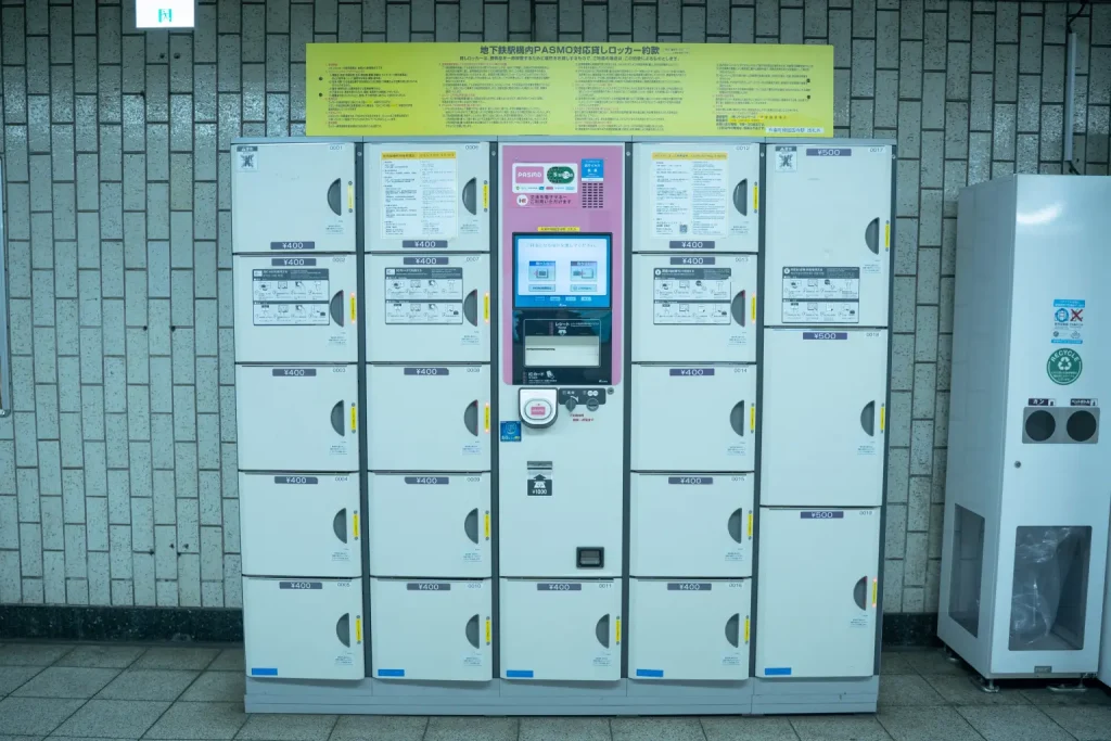 大户和检票口的投币柜