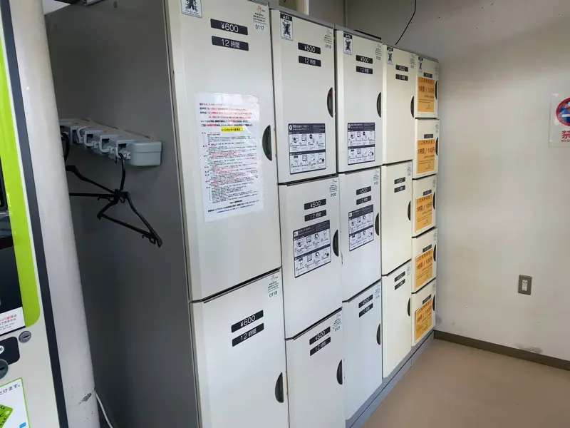 小樽站巴士站台候车室有一个投币柜02