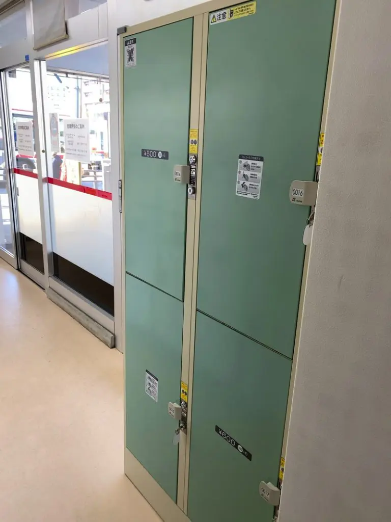 小樽站巴士站台候车室有一个投币柜03