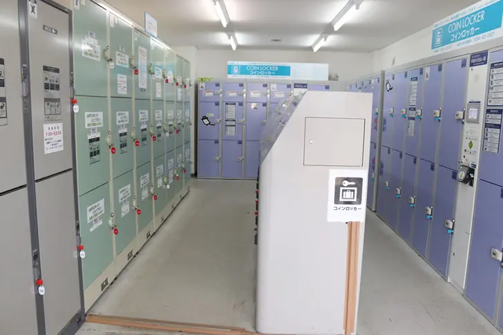 那里有很多储物柜。