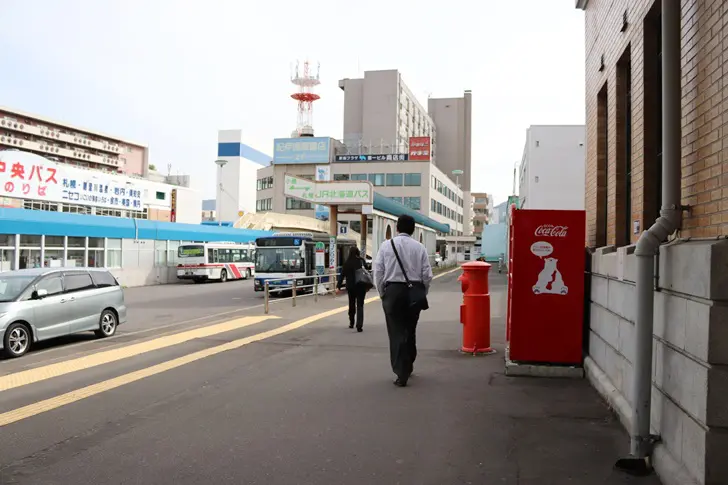 从正面玄关出来,向右走。