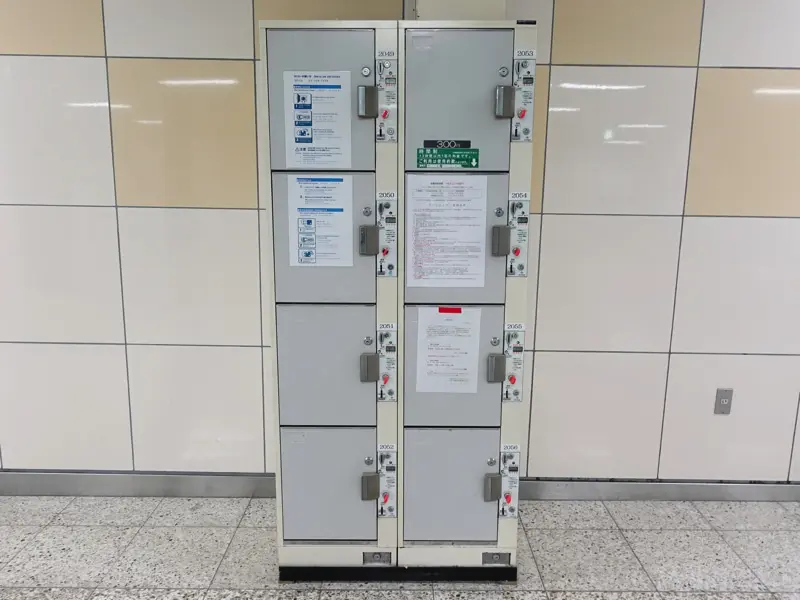 1号出口附近的投币柜.