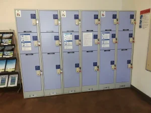 五棱郭站的投币式储物柜