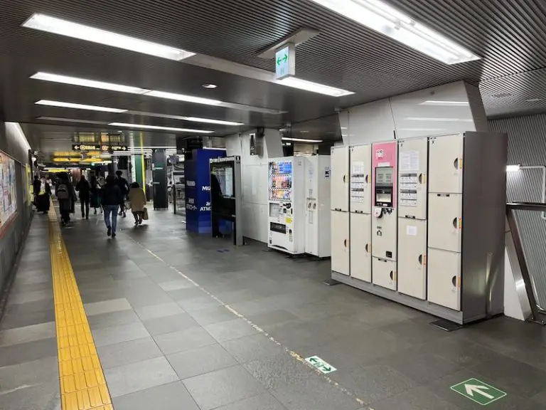 从投币柜一侧看检票口