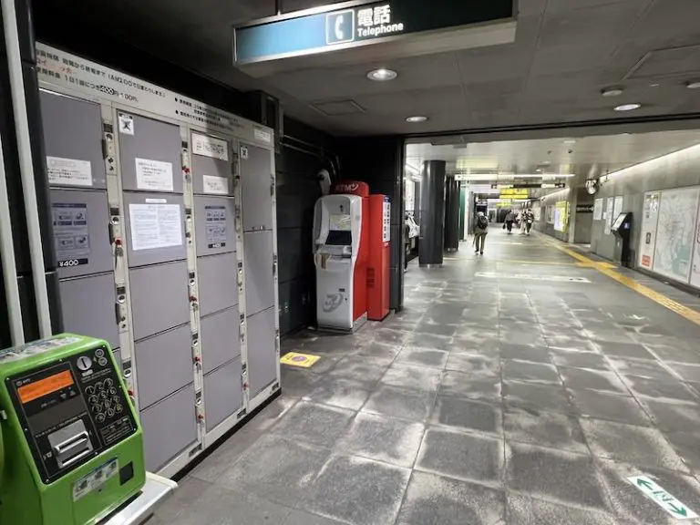 从投币式储物柜侧观察检票方向