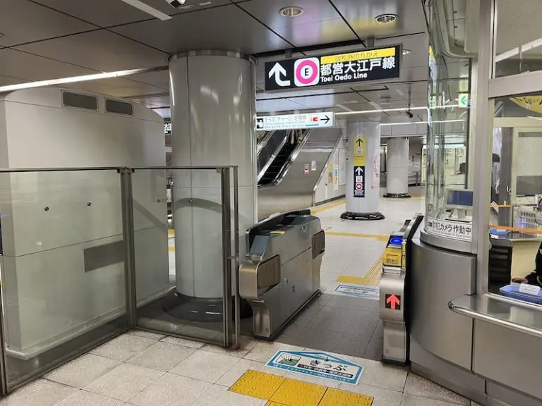 东京地铁副城市中心线的检票。只有宽敞的检票口朝这个方向走,一直走下去的楼梯旁通道内有投币柜。