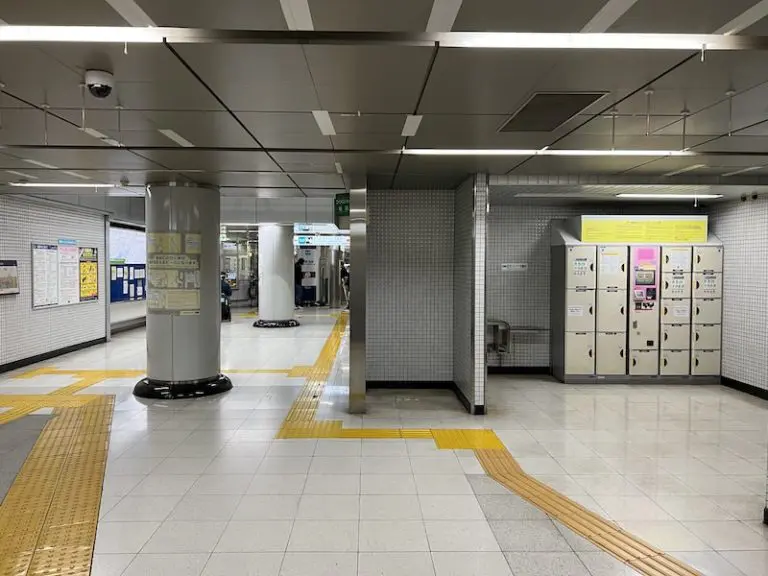 从投币柜一侧看检票口