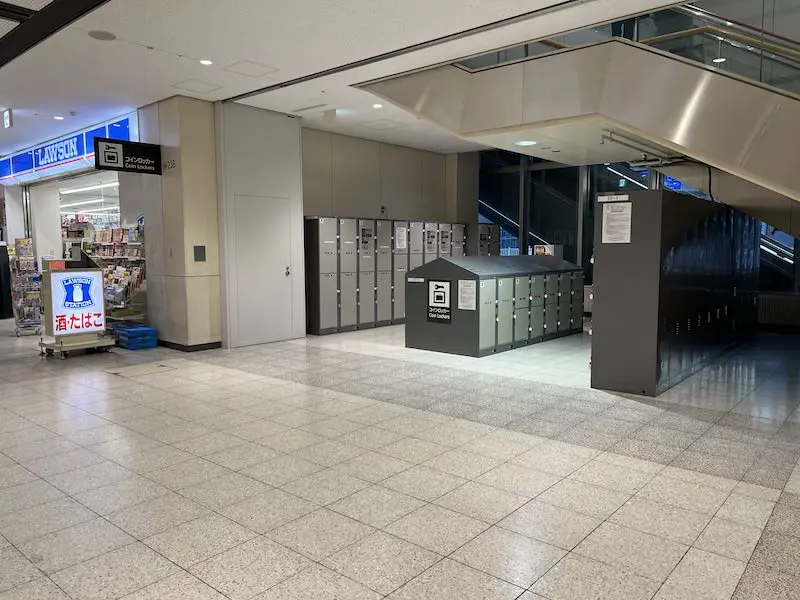 1楼北侧国内航线到达大厅便利店旁边的投币柜