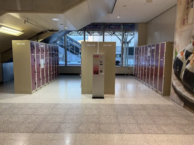 [1F-2] 1楼 南侧 国内航线到达大厅 饭团店 旁边的硬币柜