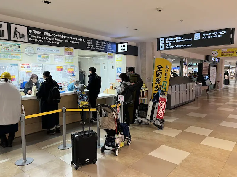 购物世界内的行李寄存、快递、搬运服务旁边的硬币保管箱