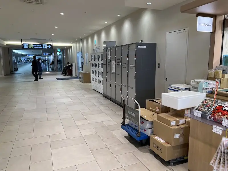 购物世界走廊旁的投币式储物柜,里面是通往国际航站楼的通道。