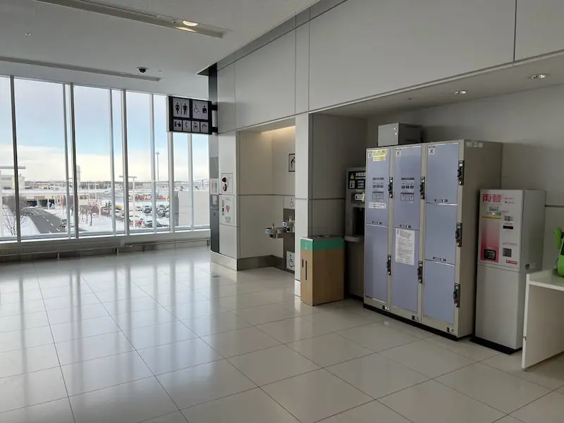 在尽头有一个投币柜