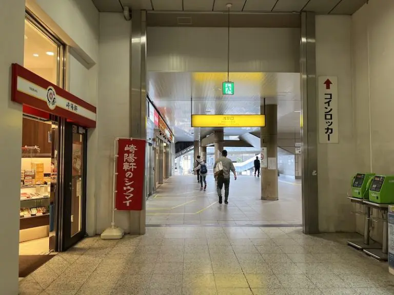 从中央检票口向南穿过出入口是"浅草口"