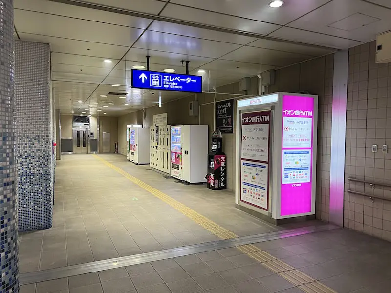 在第二航站楼地下1层电梯通道内设有投币式储物柜.