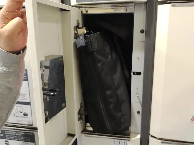 售票口外的投币式储物柜 2