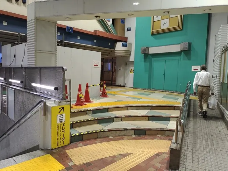 西边出口处的投币式储物柜.