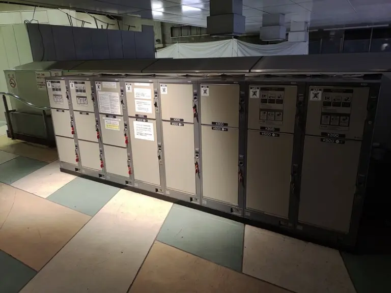 西边出口处的投币式储物柜.02