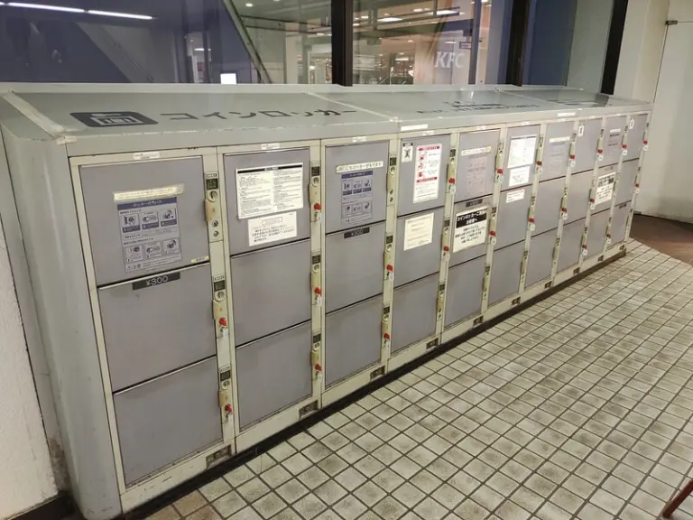 东边出口处的投币式储物柜. 02