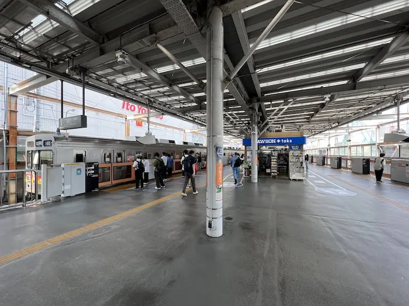 【检票内】东急大井町站台上小卖部后面的硬币保管箱