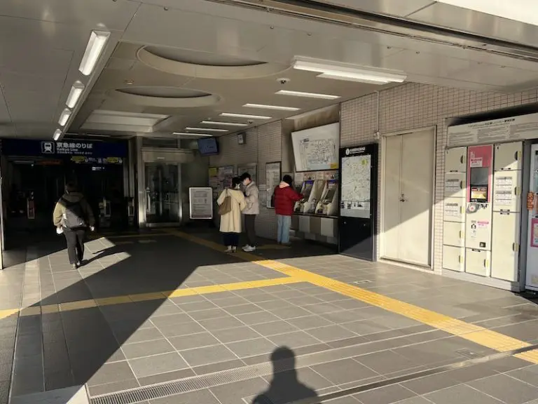 从投币柜一侧看检票口