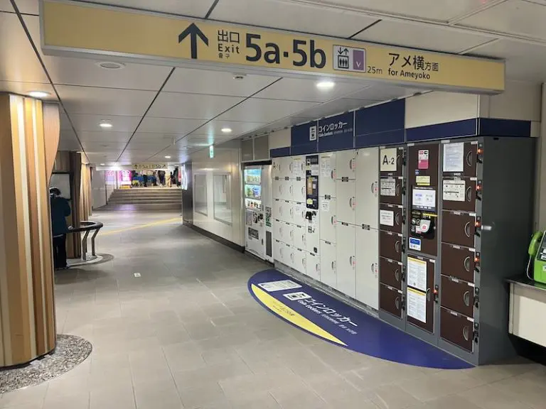 从银座线检票口看硬币储物柜