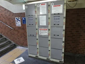 (京王)西边出口处的投币柜